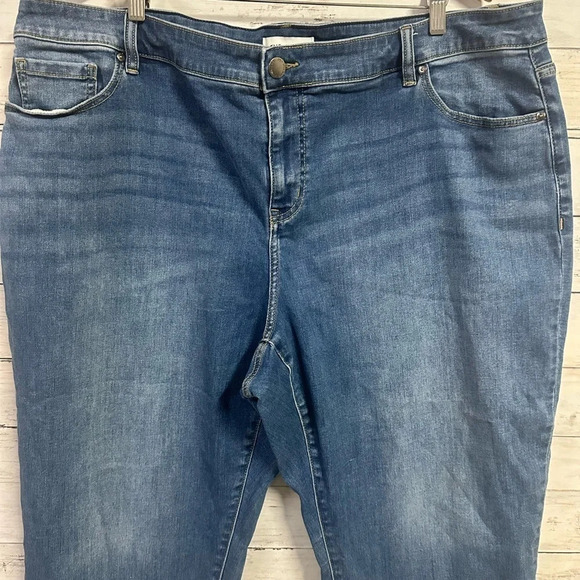 Lane Bryant Mid-Rise Boyfriend Capris Pride Rainbow Heart Plus Capri Siz… - Picture 6 of 10